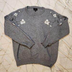 Lumiere Women’s Grey Floral Embroidered‎ Sweater Size Large GUC